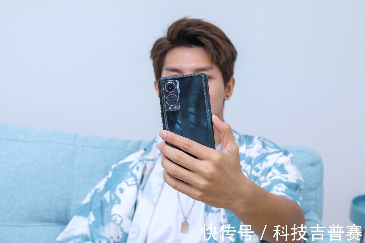 中兴没刘海太舒服了,中兴 Axon 30给你一整块真全面屏