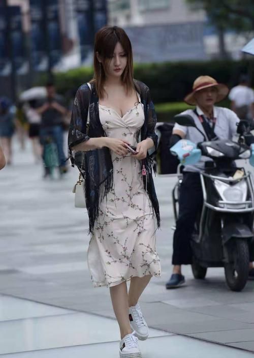 味十足|街拍精致迷人的小姐姐,身穿雪纺连衣裙+薄纱开衫,女人味十足