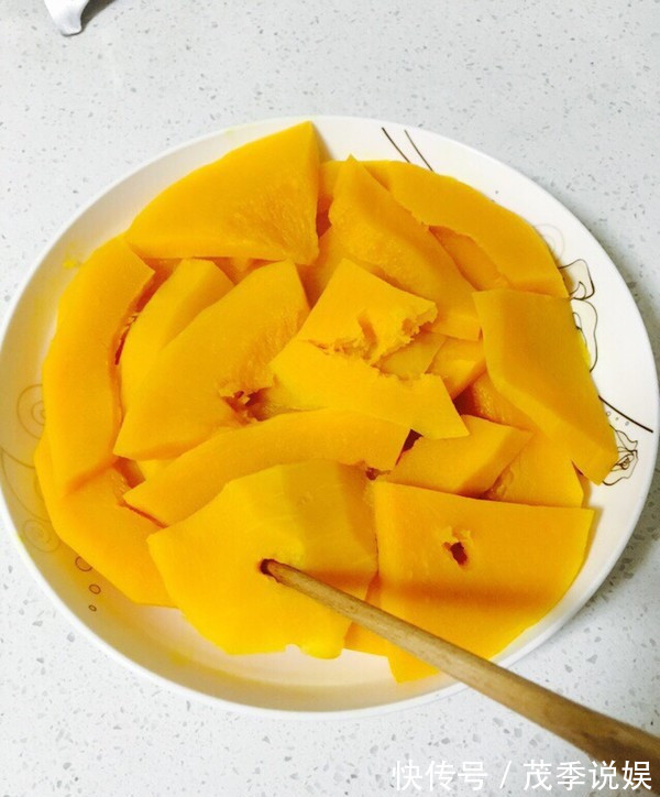 南瓜饼别炸着吃了,教你新做法,不用油炸,香甜软糯,孩子爱吃