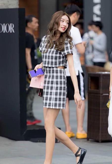 格子裙|街拍淡雅如仙的美女,身穿套装格子裙,活泼又可爱