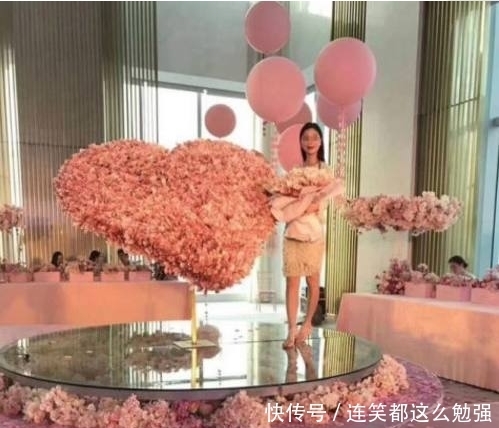 两朵花|土豪男子竟用10现金做婚礼的花饰,婚礼结束后,每人都有两朵花