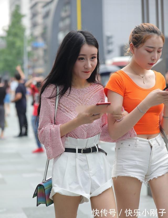 协调|黑色个性短袖搭配蓝色短裤,色彩协调,有助于塑造整体的和谐感