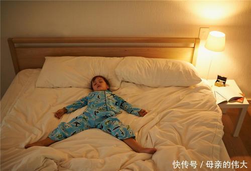 被子|孩子睡觉时有这3个举动，暗示大脑发育快，长大后智商低不了