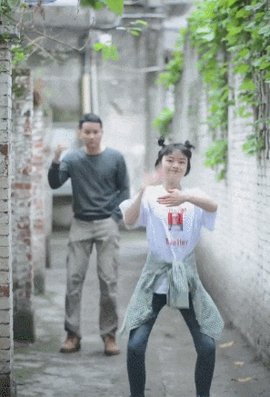 瓷砖|搞笑GIF：大哥，瓷砖不是这样贴的，我一个外行都看不下去了