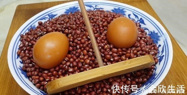 以后面粉就这样做,加3个鸡蛋,不用烤不用蒸,比蛋糕都香甜好吃