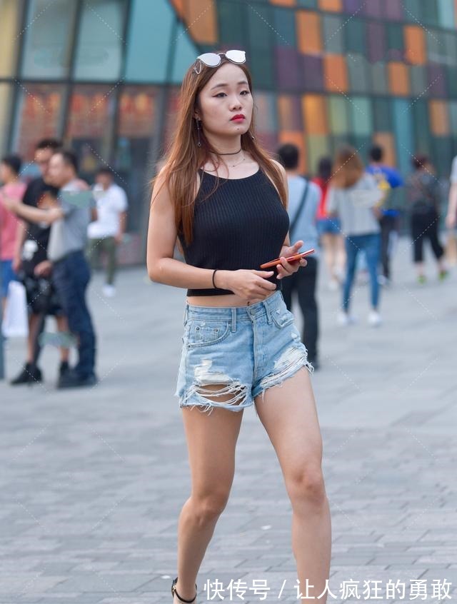 性感 破旧粗犷破洞裤,搭配纯黑短背心,性感优雅又不失个性!