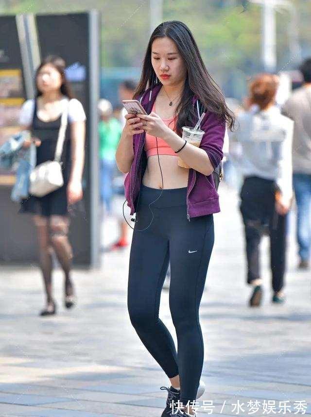 美女 “漏斗形”身材的打底裤美女，才能契合自身气质，懒散随意