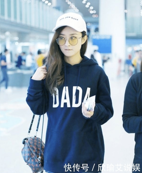 穿搭|赵丽颖的漫画腿又细又直，玩“下装失踪”挺占便宜，看着就有美感