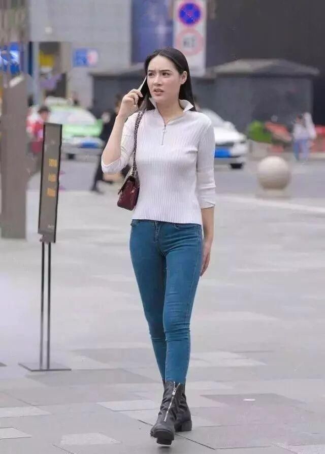 又带火了一种穿法,“牛仔裤+半筒靴”,时髦又修身,太值了