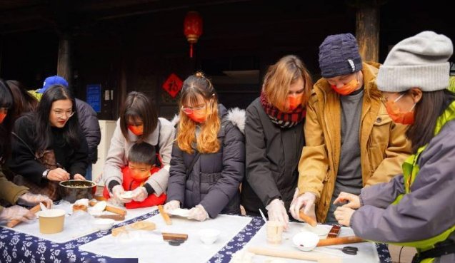 宁波#穿汉服、写对联、剪窗花……在甬外籍师生沉浸式体验宁波年味