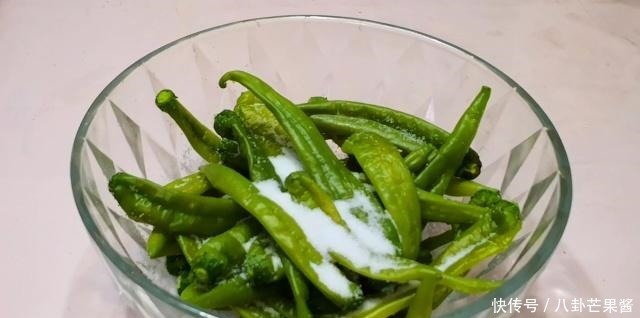 腌辣椒时,不要先加盐,多加1步,辣椒爽脆更入味,放半年不会坏!