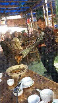 |搞笑GIF:这样的包饺机你没见过吧,包出来饺子非常匀称漂亮美观