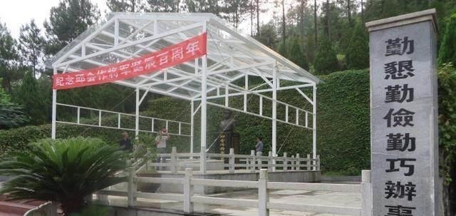 魂归|邱会作墓,魂归故里,89级石阶寓意特殊,墓前16个字概括一生