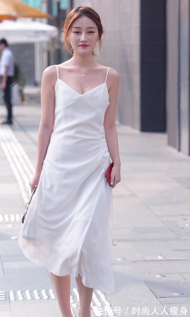小姐姐 白色吊带连衣裙搭配透明高跟鞋,时尚感爆棚,穿出优雅的气质!