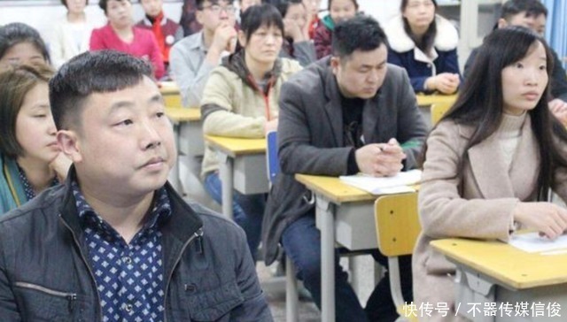 爸爸|爸爸来开家长会，穿着打扮太“惹眼”，网友：你让孩子的脸往哪放