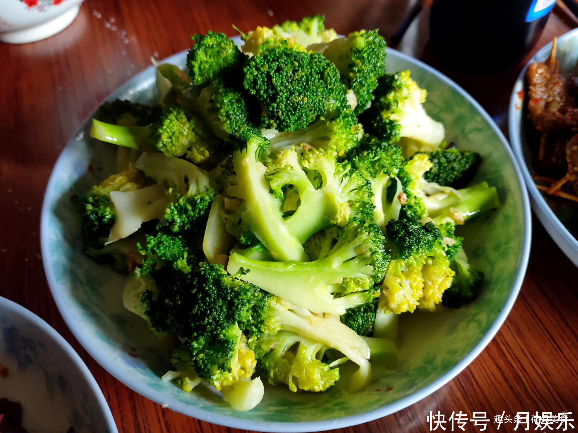 晒晒娘家的年夜饭,妈妈做了8菜1汤,简单又家常,全是妈妈的味道