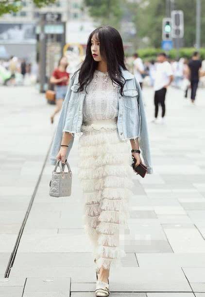 好看|街拍时尚小姐姐一身打扮真有气质,小姐姐这样搭配超好看