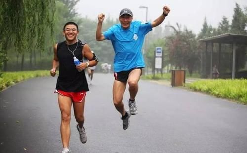 跑步|42岁男子，长期坚持夜跑10公里，3年后，他得到了什么？