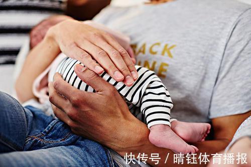 医院|12个月大的宝宝不慎坠床,奶奶下意识的做法,却让孩子伤的更重