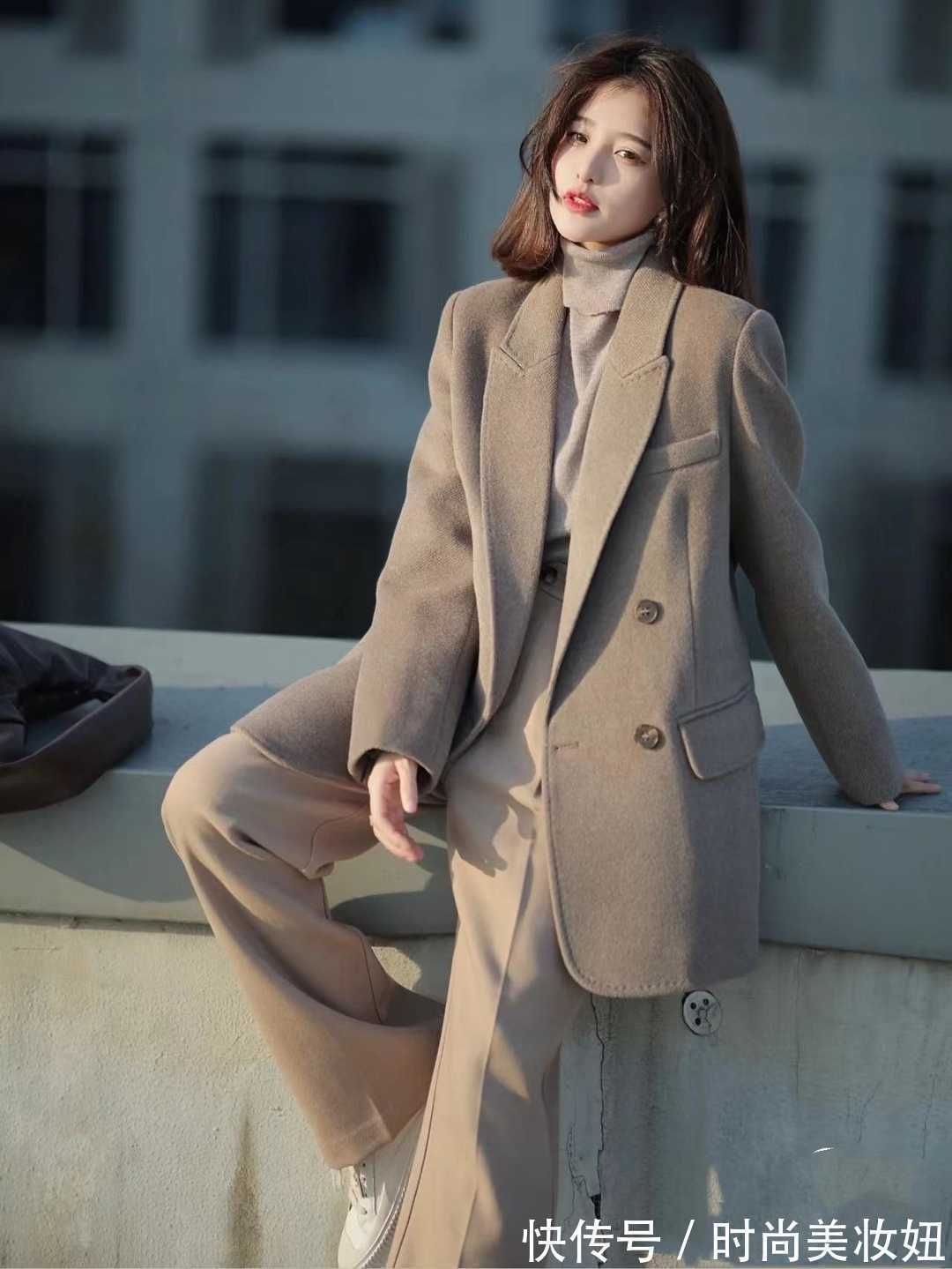 灰色大衣 没想到,灰色大衣这样搭真高级,4种优雅配色,提升气质又洋气