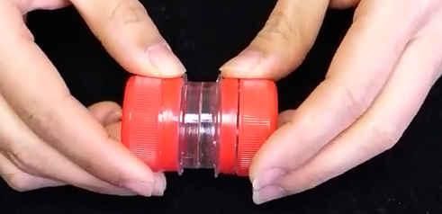 把两个塑料瓶盖粘在一起,挂在裤子上,全家人都要抢着用,太棒了