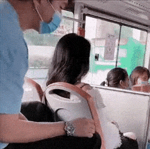 |搞笑笑话,动图:一拳一个歹徒,轻轻松松