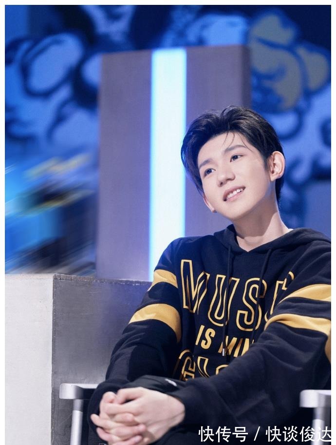 邓紫棋录节目时口红粘牙,王源暖心提醒,和王嘉尔转圈好欢乐