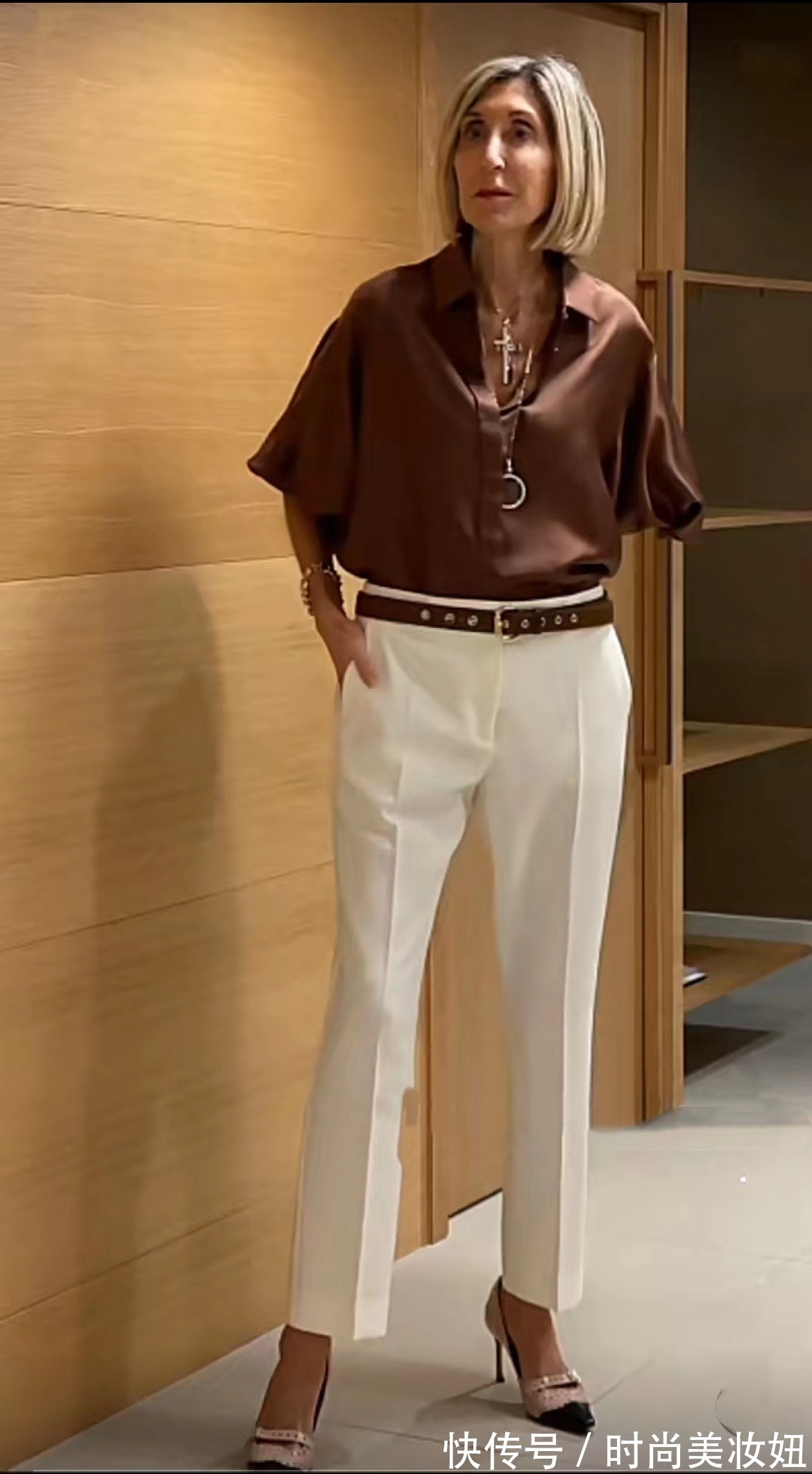 浅色系|女人无论多大年纪,穿衣都要精致高级,看50岁的她气质出众