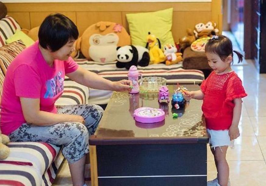 说不出|把孩子从1个月带到4岁，反手就跟奶奶亲，姥姥心里有苦说不出