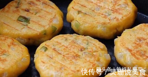 土豆跟玉米是绝配,教你做煎饼,香软营养,喷香诱人,上桌不够吃