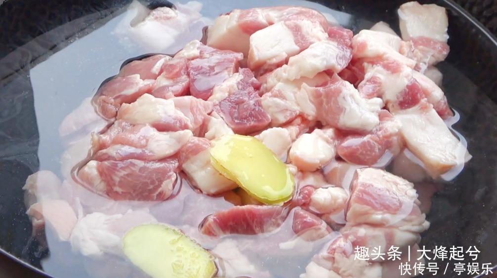 猪肉炖粉条,天冷吃太爽了,上桌连汤汁都不剩,简单炖一锅不够吃