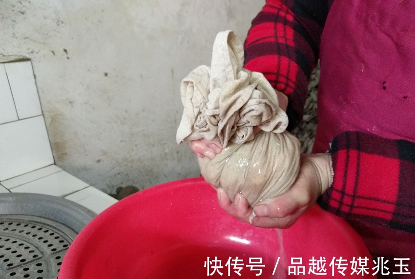 新招|河南农村50岁阿姨出新招,白菜别再炒着吃了,这样做小孩抢着吃