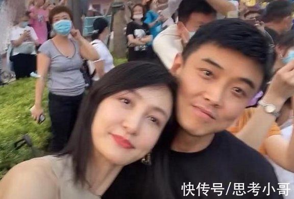 出游|世界冠军王皓携妻儿出游,一家四口颜值超高,妻子美貌不输女明星
