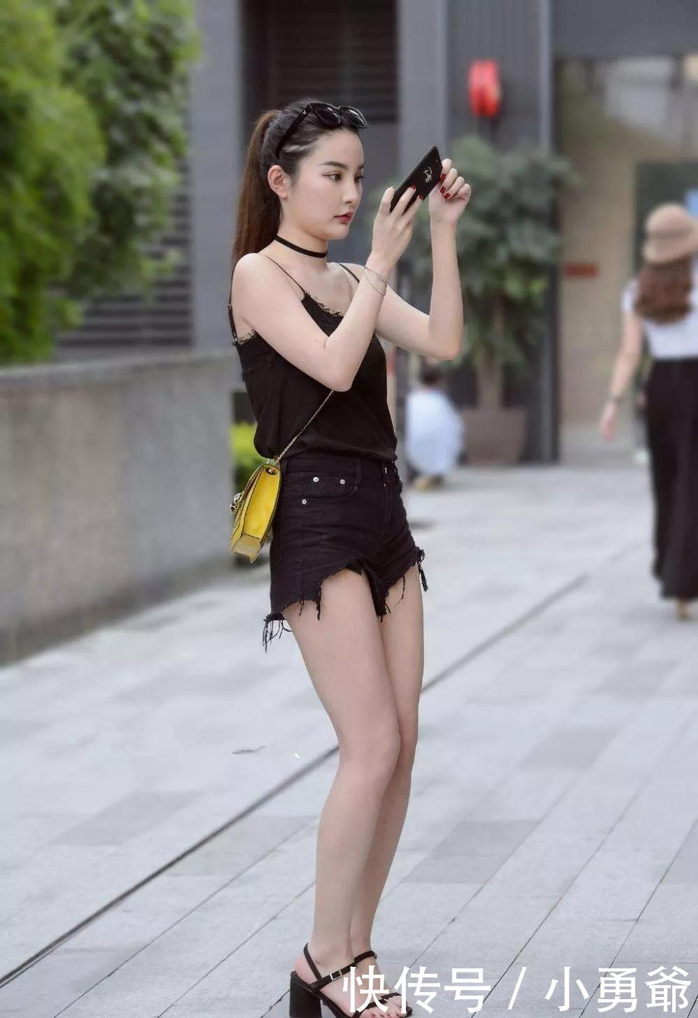 小姐姐脚上搭配一双透明元素的高跟半拖鞋,美的无懈可击