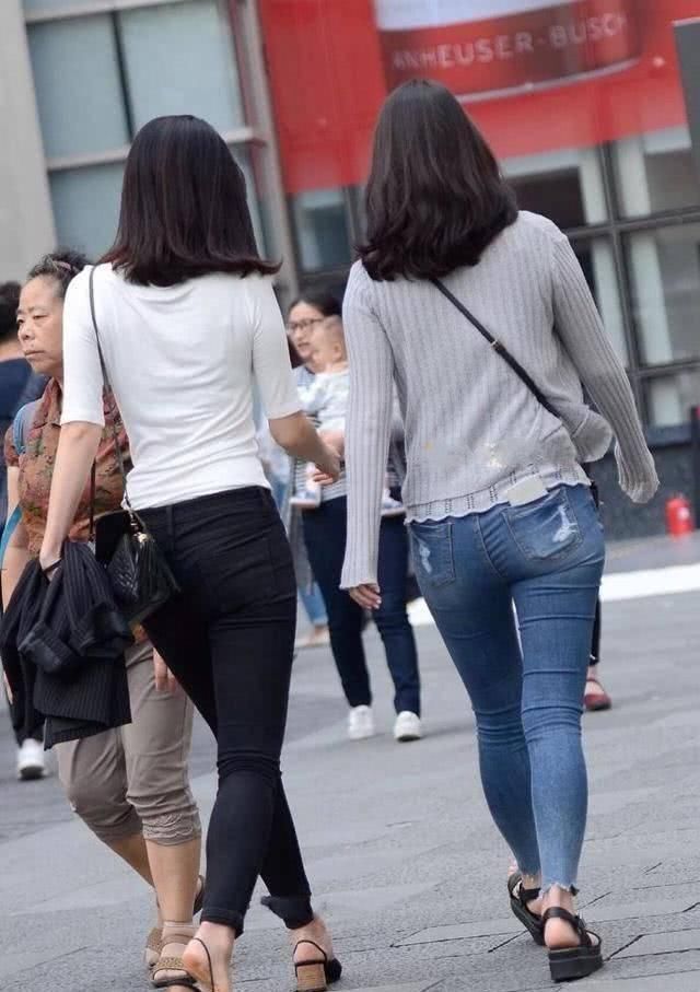 街拍小姐姐白色修身T恤+黑色紧身裤,修身的时尚穿搭让人羡慕