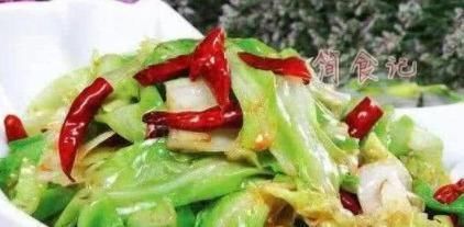 炒包菜时,万万不要直接下锅多加这1步,包菜更翠绿,还不出水