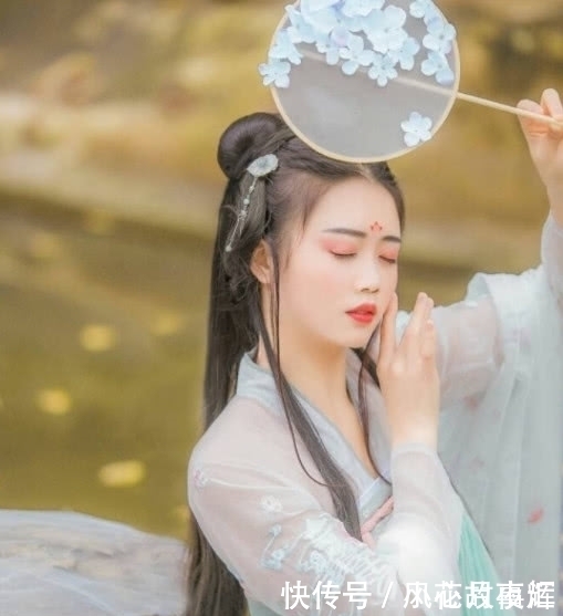 中国为什么不把“汉服”改成校服?校长说出大实话,万万没想到!