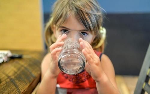 脾胃|给娃喝水会导致积食?妇幼主任:给孩子喝水,3个时间点需躲开