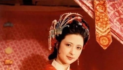 薛姨妈!贾母是怎么对待第一次见面的林黛玉、薛宝钗和尤二姐的?为什么?