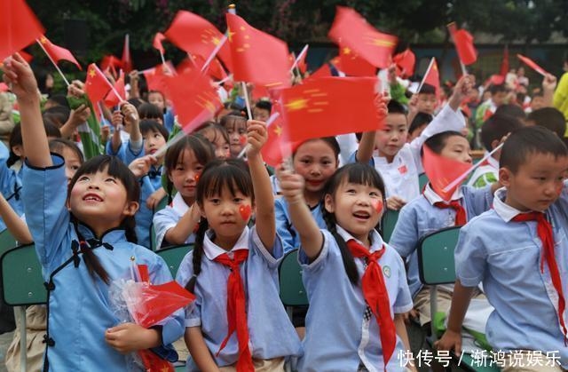 宝妈|两个孩子跌下楼梯,宝妈先拉住了自己的孩子,对方家长你真自私