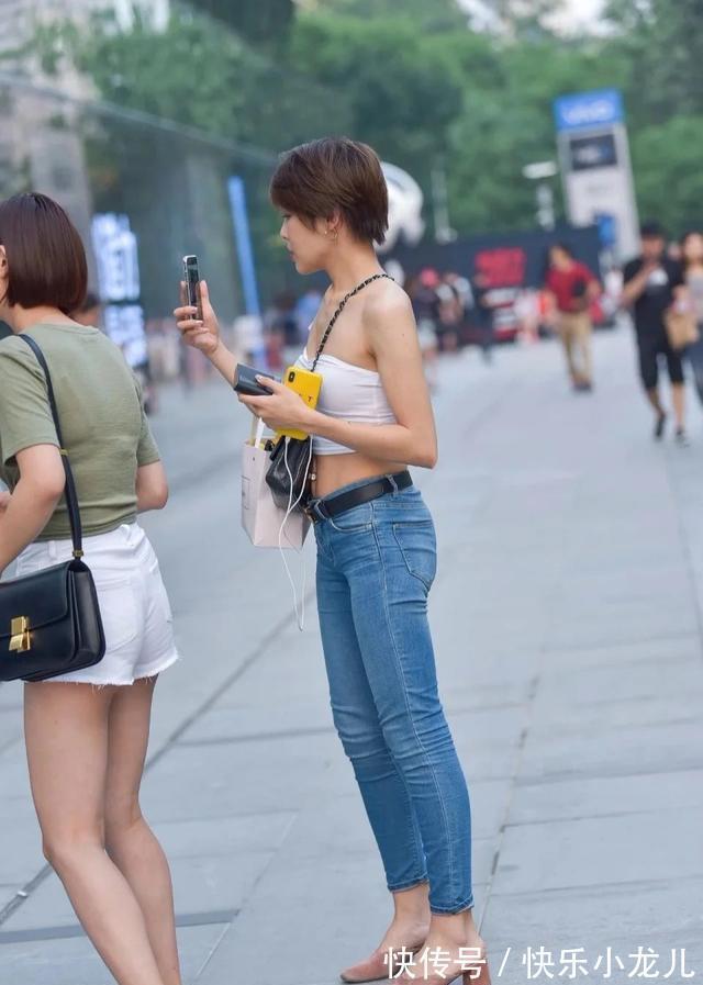 美女 新发型的短发美女,白T恤配牛仔裤,尽显青春活力