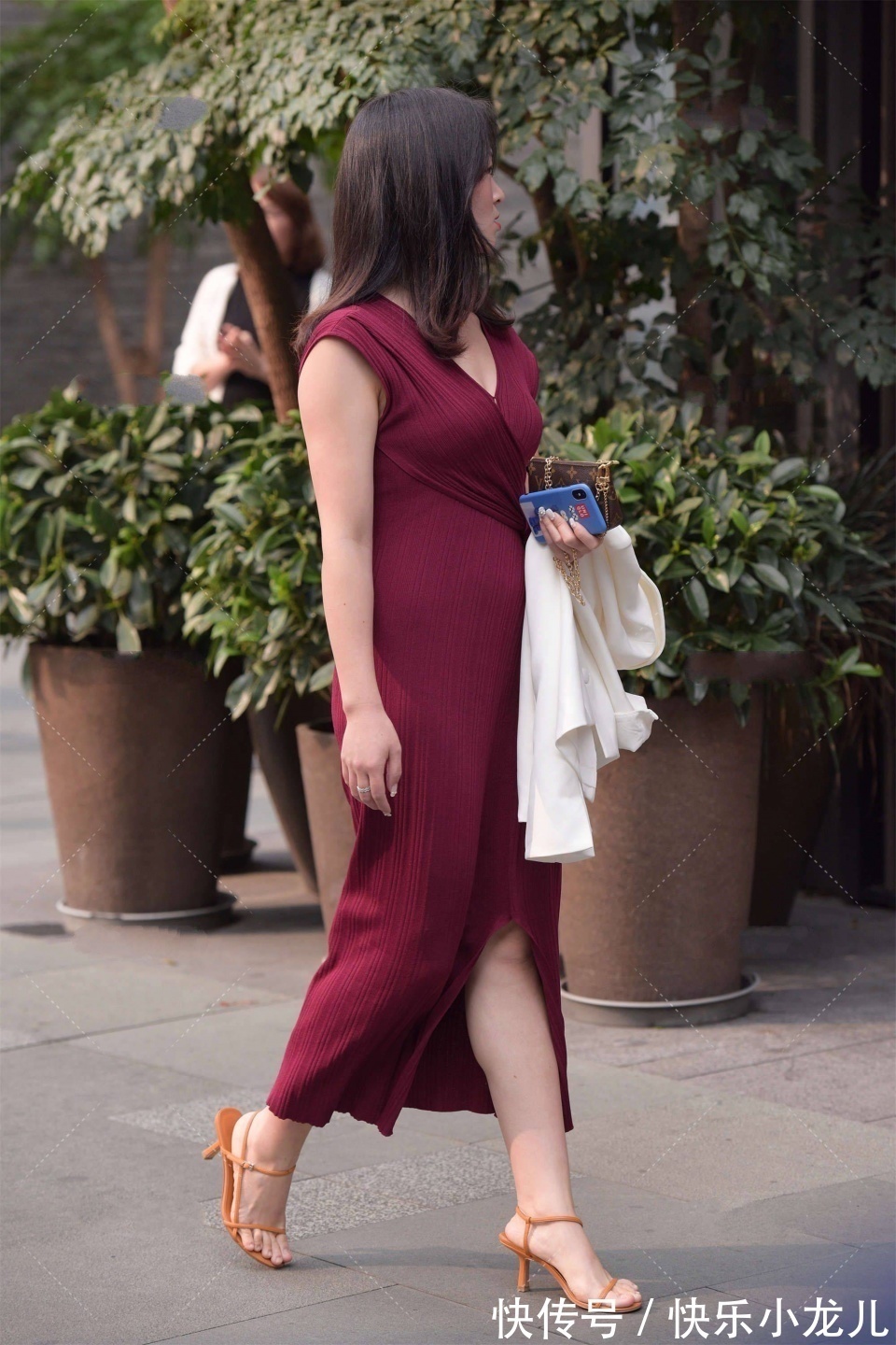高跟鞋 暗红色的连衣裙,搭配精致的高跟鞋,小姐姐看上去很时尚