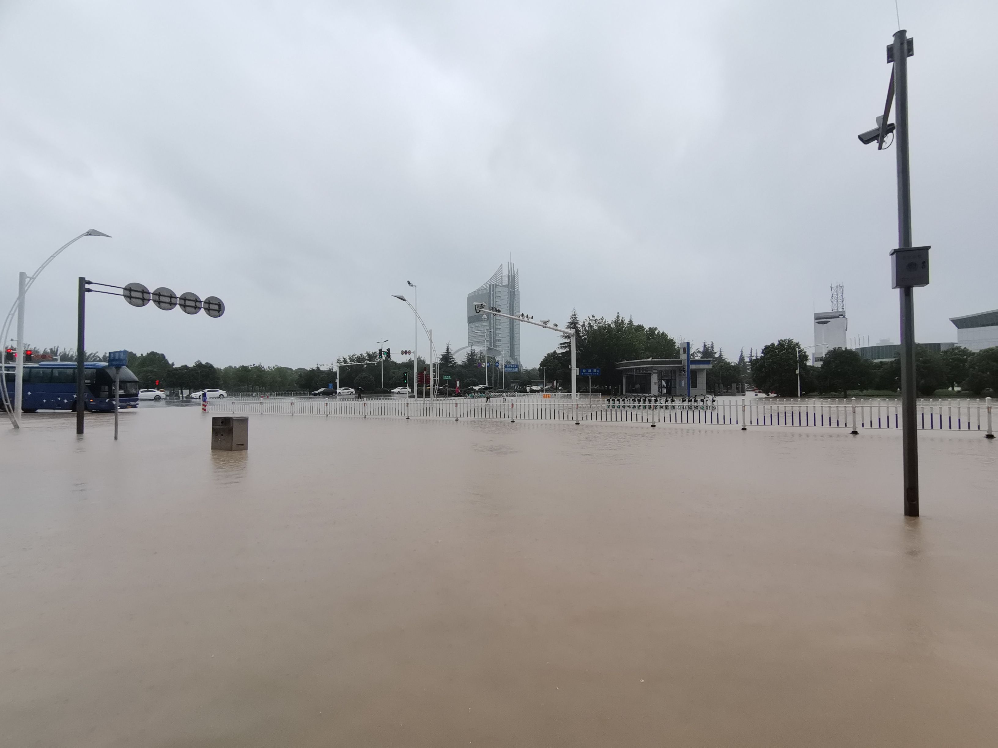 一线|进行时！Z世代投身河南救援一线，“风里雨里，我们一起扛！”