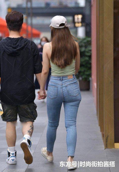 经典的休闲风格,修身上衣给人精致的气质,牛仔裤更符合简洁风格