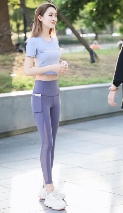 性感 小姐姐是第一个穿瑜伽裤的人,意外显腿长!秀出迷人的性感身线