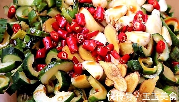 黄瓜如此腌最好吃,每年夏天我总会腌20斤,清脆爽口,家人都爱吃