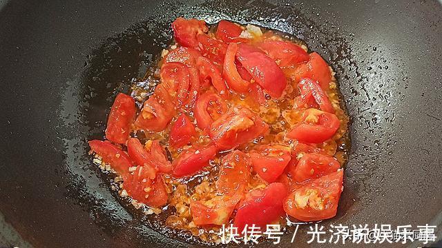 白菜|大白菜别再炖着吃,不用一滴水,加2西红柿,炒出来好吃特下饭