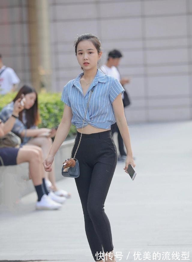 黑吊带 黑吊带搭配黑色打底裤，搭配同色系的衣服，高挑又好看！