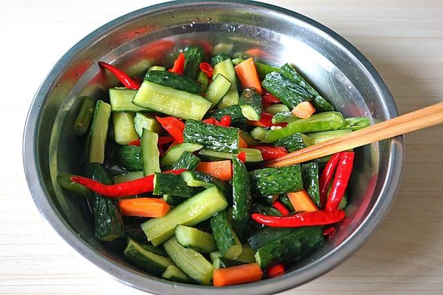 下饭|秋季,腌菜的季节到了,这样腌制黄瓜,酸辣爽脆又下饭,还不发霉