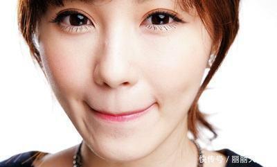 纸巾 涂口红的几大误区,涂完之后抿嘴,不定妆小心口红被你“吃掉”